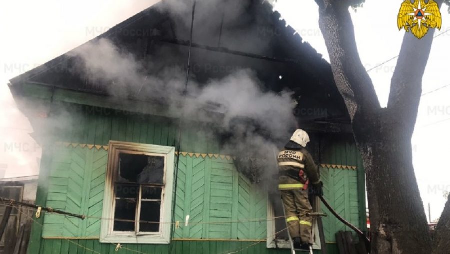В Брянске при пожаре в доме на улице Чичерина пострадал человек