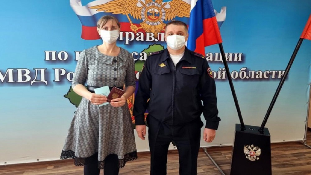 В Брянске полиция вручила российский паспорт 39-летней женщине из ДНР