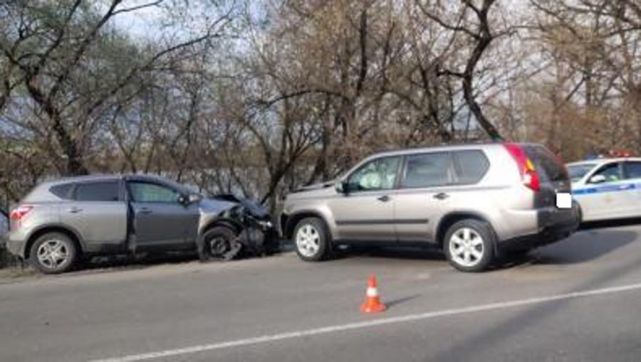 В Брянске на улице Речной лоб в лоб столкнулись два легковых автомобиля