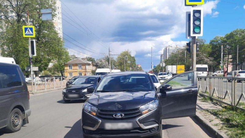 В Брянске на Московском проспекте 20-летнего парня на «зебре» сбила Lada X-Ray