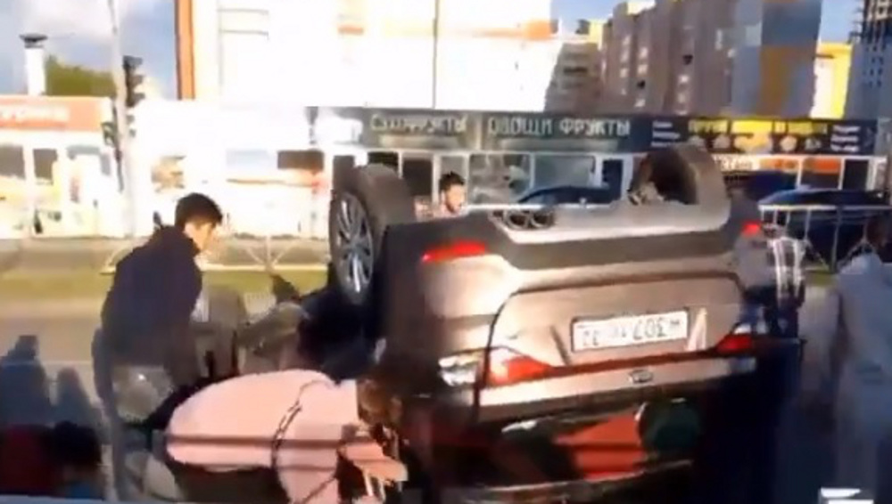 В Брянске на проспекте Станке Димитрова перевернулся легковой автомобиль