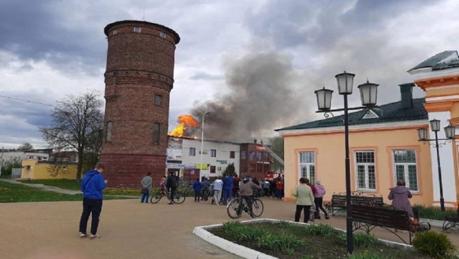 В Жуковке на улице Ленина загорелся крупный торговый центр «Экватор»