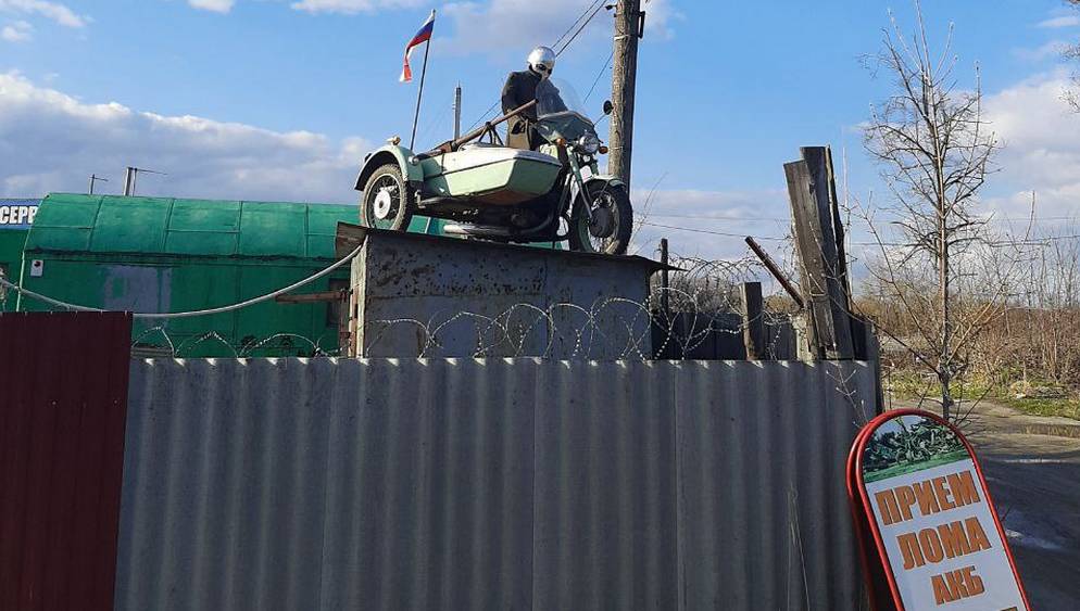 В Брянске сфотографировали мотоциклиста на крыше гаража