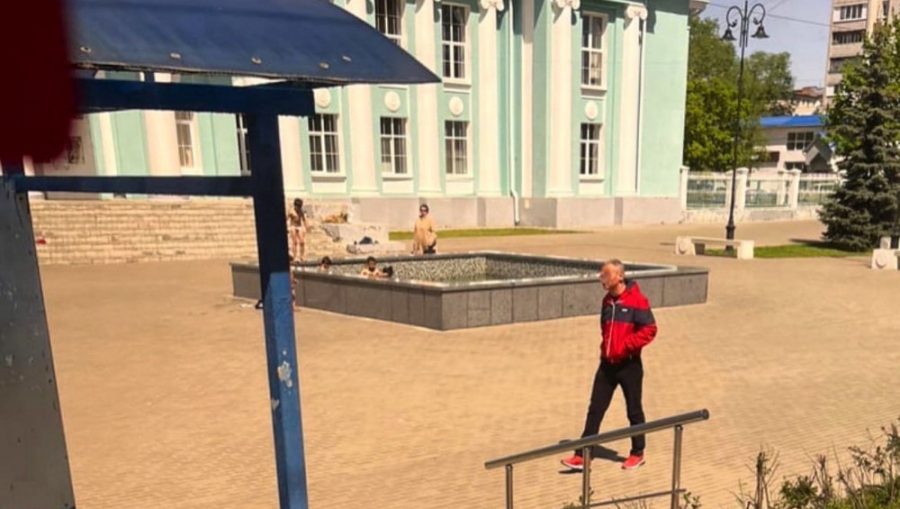 Брянцев удивили купающиеся в фонтане возле ДК Горького цыгане