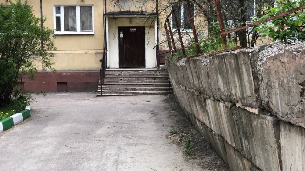 В Брянске подпорная стена в переулке Пилотов стала еще большей угрозой