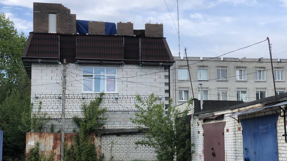 В Брянском районе построили затейливое сооружение над гаражом возле полиции