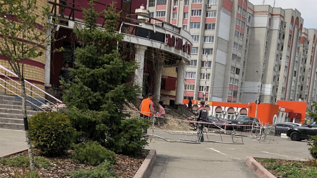 В Брянске стали ремонтировать разрушенные ступени бывшего здания МПСУ