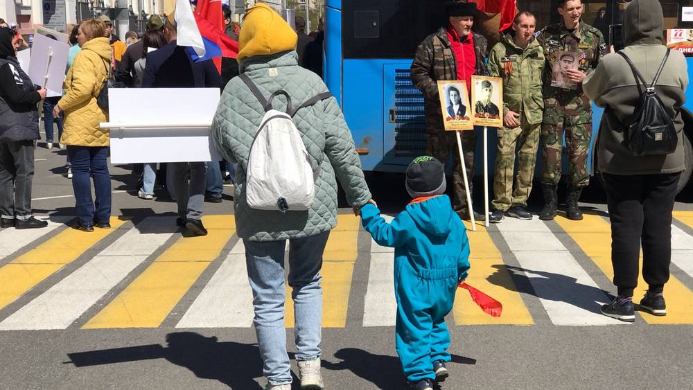Тысячи жителей Брянска начали шествие в составе «Бессмертного полка»