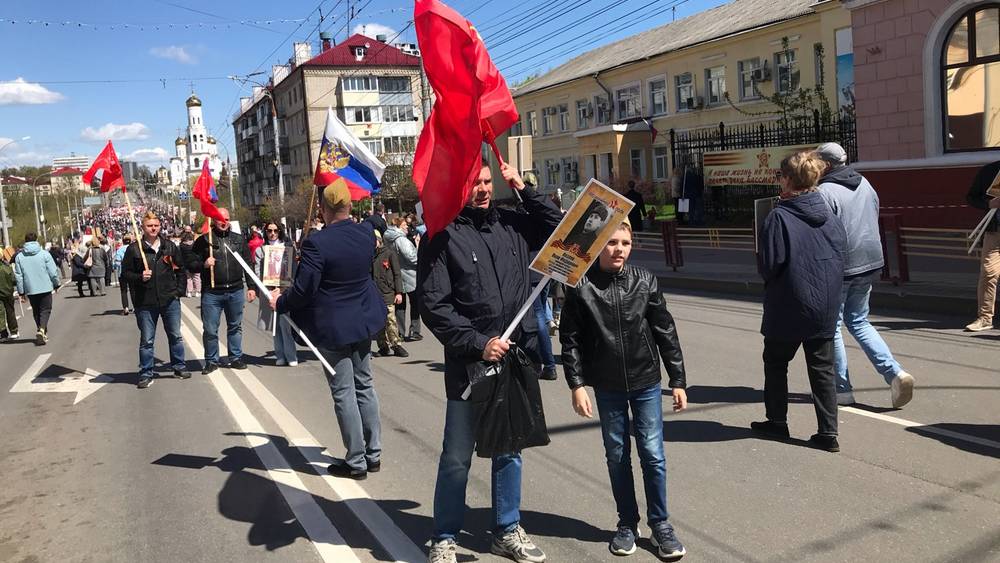 Тысячи жителей Брянска начали шествие «Бессмертного полка»