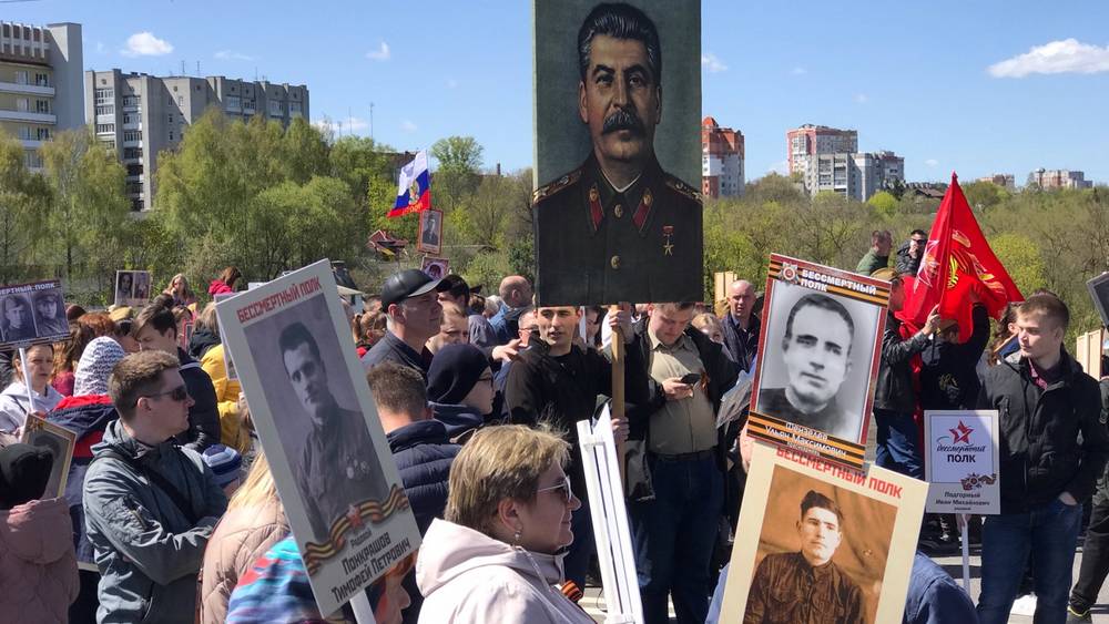 С портретом Сталина прошли по Брянску участники «Бессмертного полка»