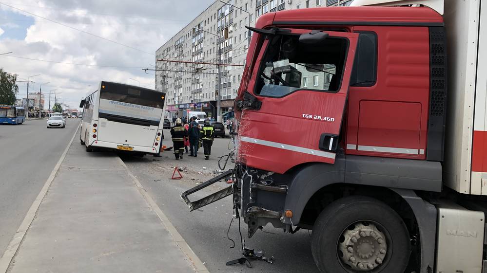 В Брянске на Авиационной улице столкнулись автобус и фура «Магнит»