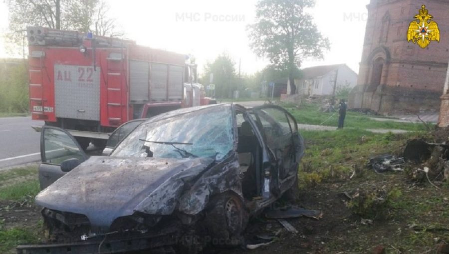 Под Климовом после ДТП спасатели извлекли человека из разбитого автомобиля