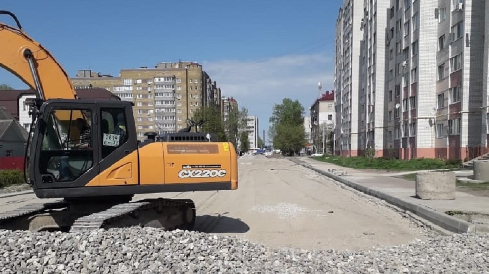 В Брянске начали укладывать щебень на дороге по улице Медведева