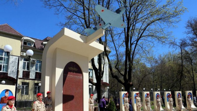 В Бежице в сквере Камозина открыли памятник «Героям-летчикам земли Брянской»