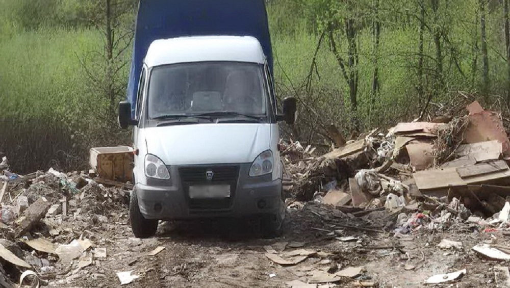 В Брянске водитель «Газели» устроил свалку строительных отходов