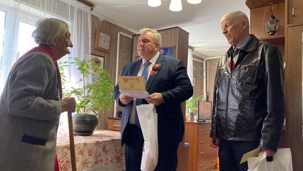 Руководитель Брасовского района Сергей Лавокин поздравил ветеранов с Днем Победы