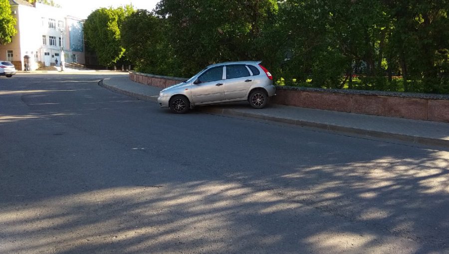 Жителей Брянска возмутила парковка автомобиля на тротуаре у Круглого сквера