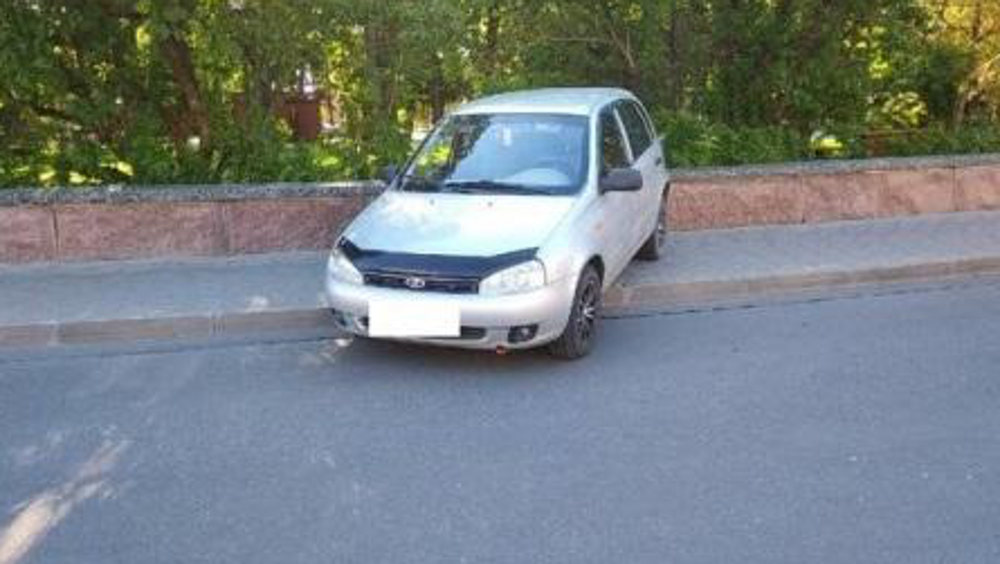 В Брянске оштрафовали водителя за парковку на тротуаре у Круглого сквера