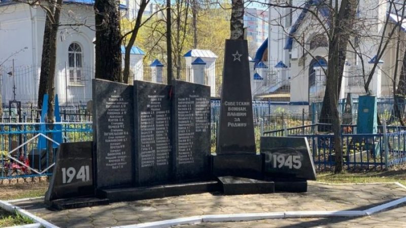 Ко Дню победы на городских кладбищах Брянска благоустроили памятники и мемориалы