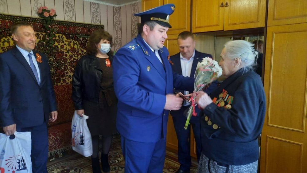 Прокурор Фокинского района Брянска поздравил ветеранов Великой Отечественной войны