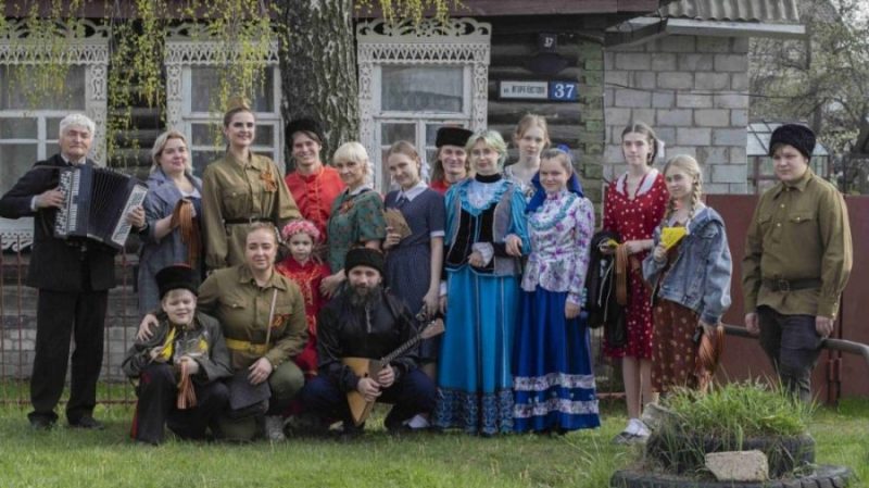 Жителей 6 боевых улиц Брянска поздравили артисты городского Дома культуры