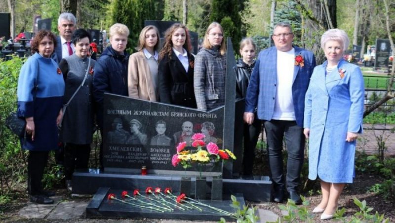 Руководители Брянска возложили цветы на воинском мемориале