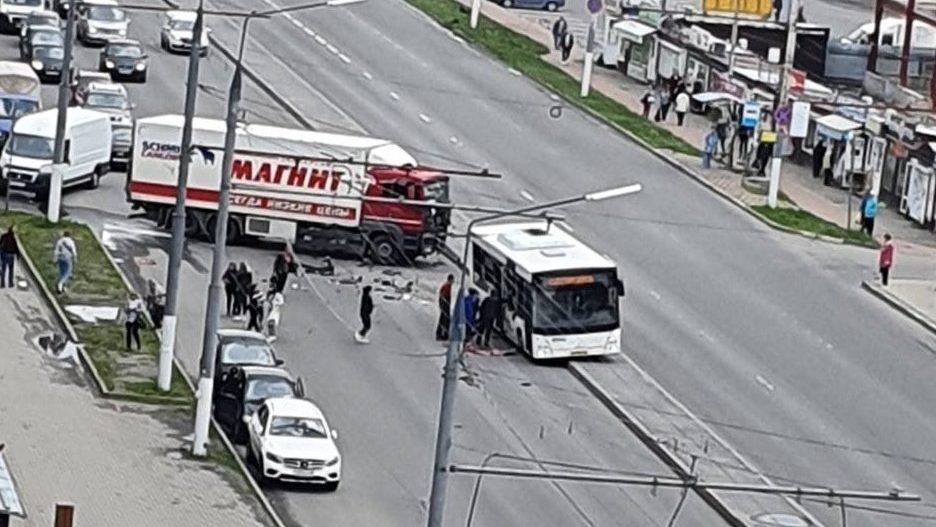В Брянске возле памятника Летчикам произошла серьезная авария