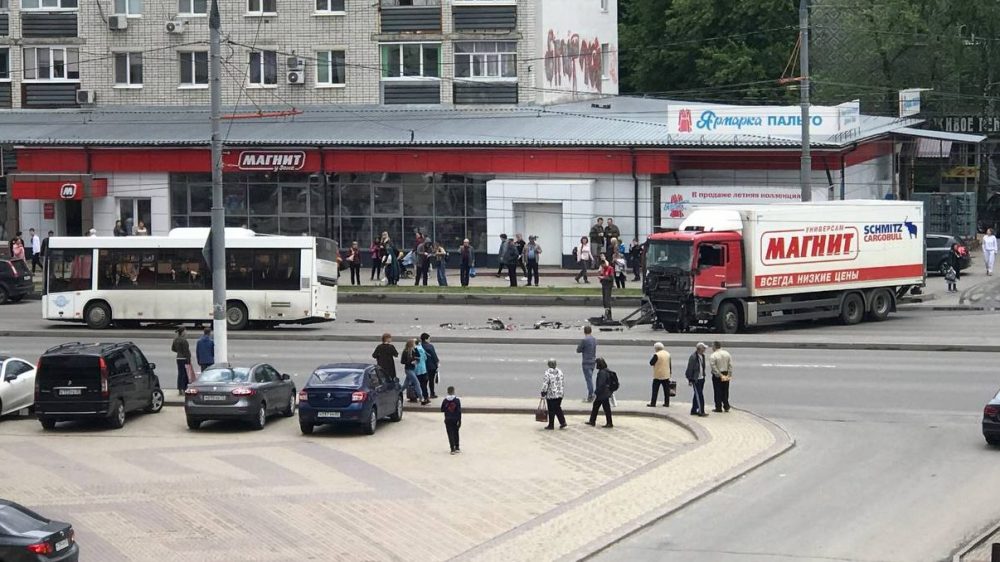 В Брянске возле памятника Летчикам произошла серьезная авария