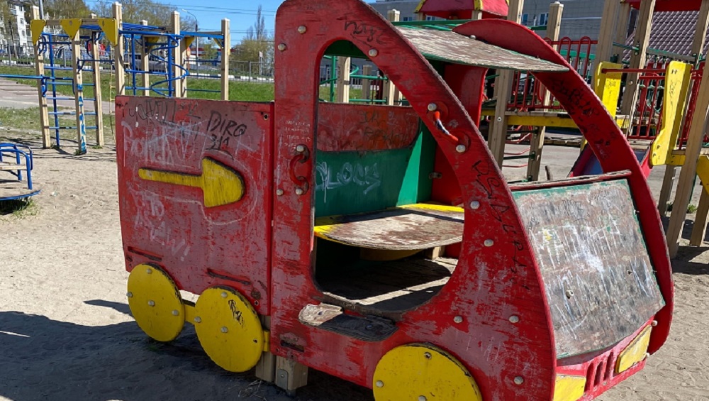 В Брянске подростки устроили погром на детской площадке возле «Линии»