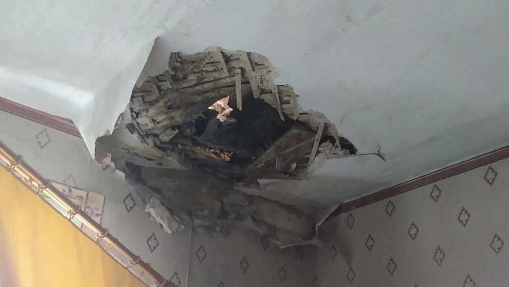 В Унече обрушенный строителями потолок в квартире едва не накрыл ребенка