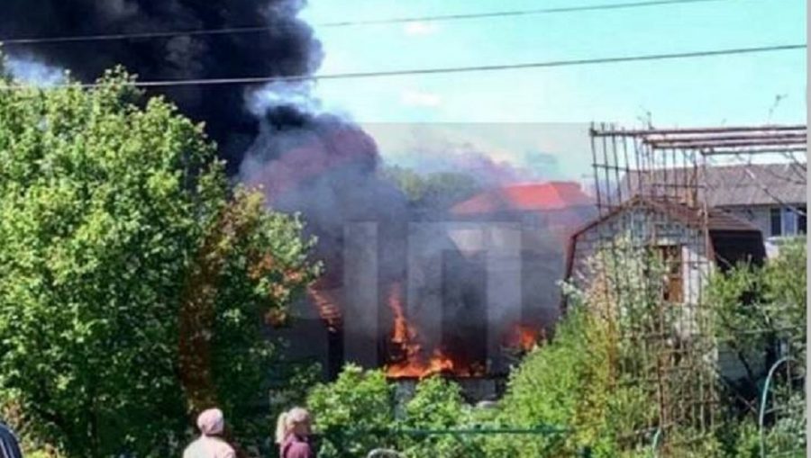 В брянском посёлке Бордовичи сгорел гараж возле частного дома
