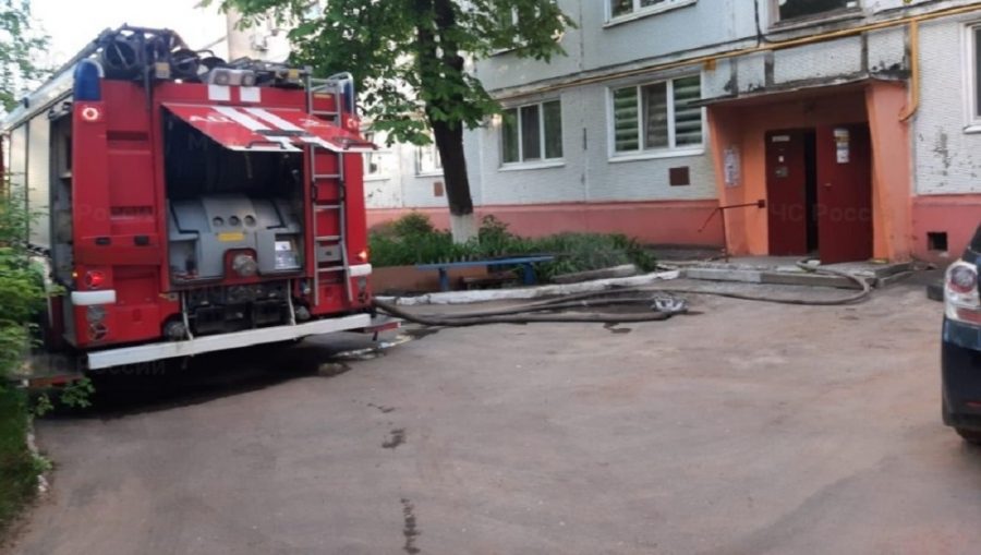 В Брянске при пожаре в многоэтажном доме погиб 56-летний мужчина