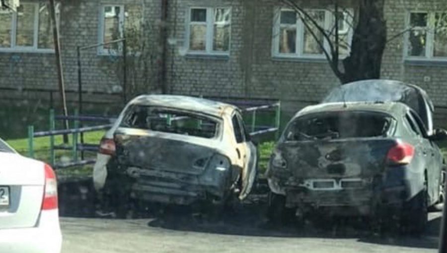В Клинцах ночью на дворовой парковке огонь уничтожил два легковых автомобиля
