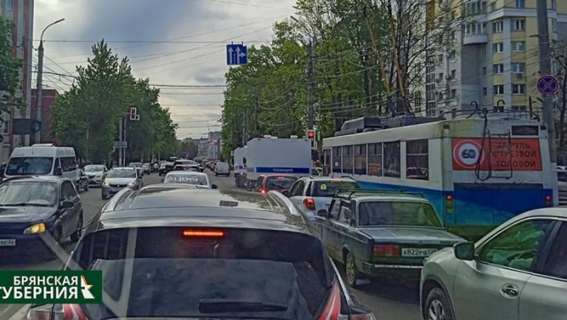 В Брянске возле автовокзала на Красноармейской образовалась огромная пробка