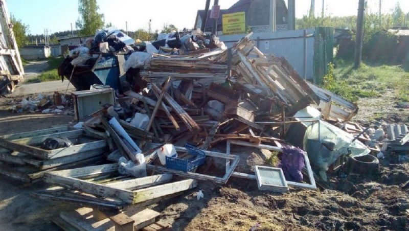 Жители Брянска пожаловались на 15 стихийных свалок у контейнерных площадок