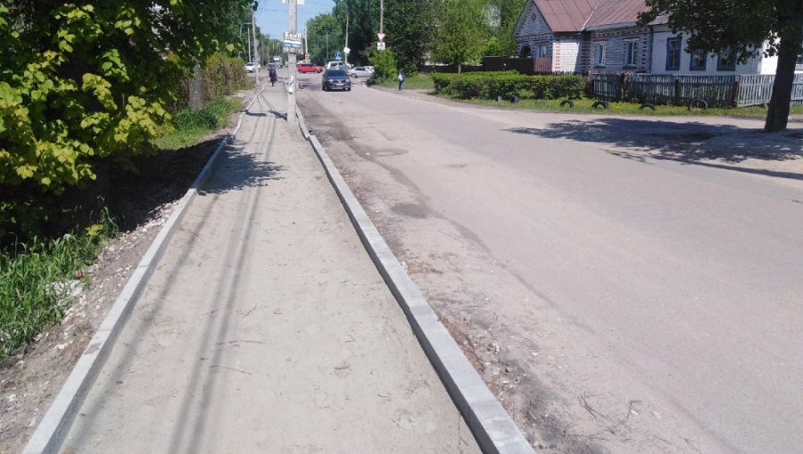 В Брянске на улице Шолохова начали ремонт дороги и строительство тротуара