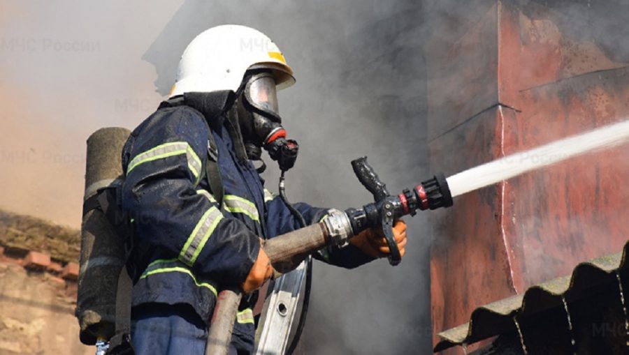 В Брянске на улице Флотской спасатели за полтора часа потушили горевший жилой дом
