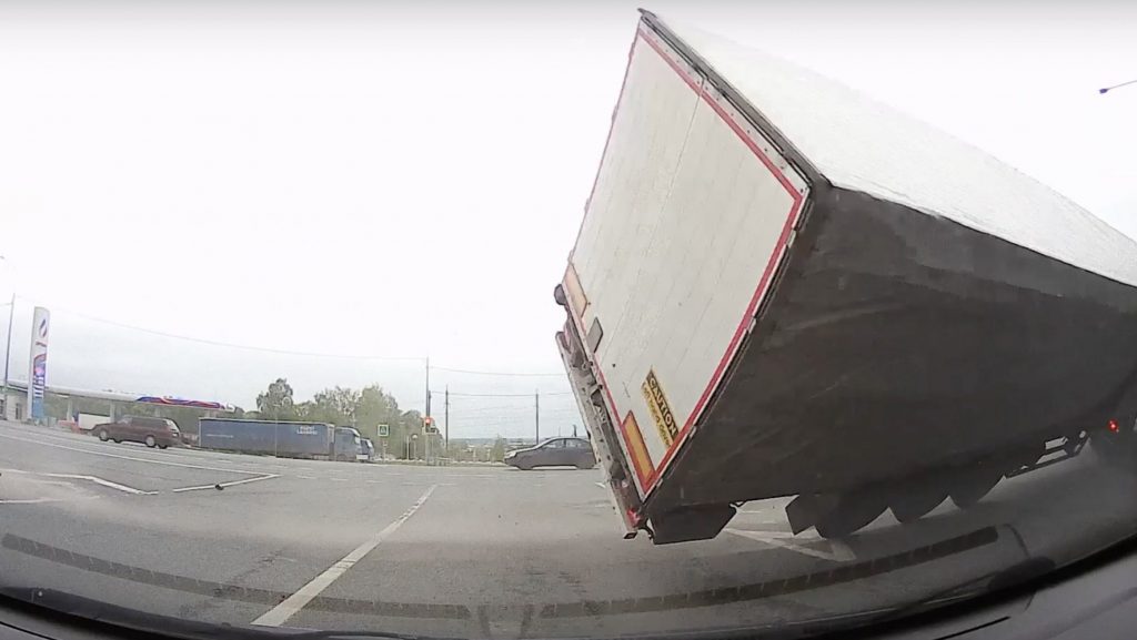 Появилось видео серьезной аварии с перевернувшимся грузовиком под Брянском