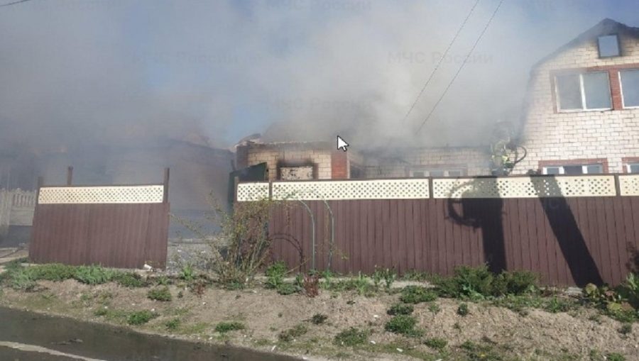 Под Брянском в Супоневе крупный пожар в двух домах потушили за 2 часа