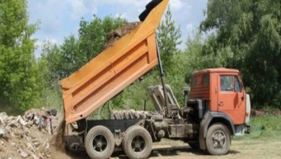 В Бежицком районе Брянска трое водителей выгрузили мусор в песчаном карьере