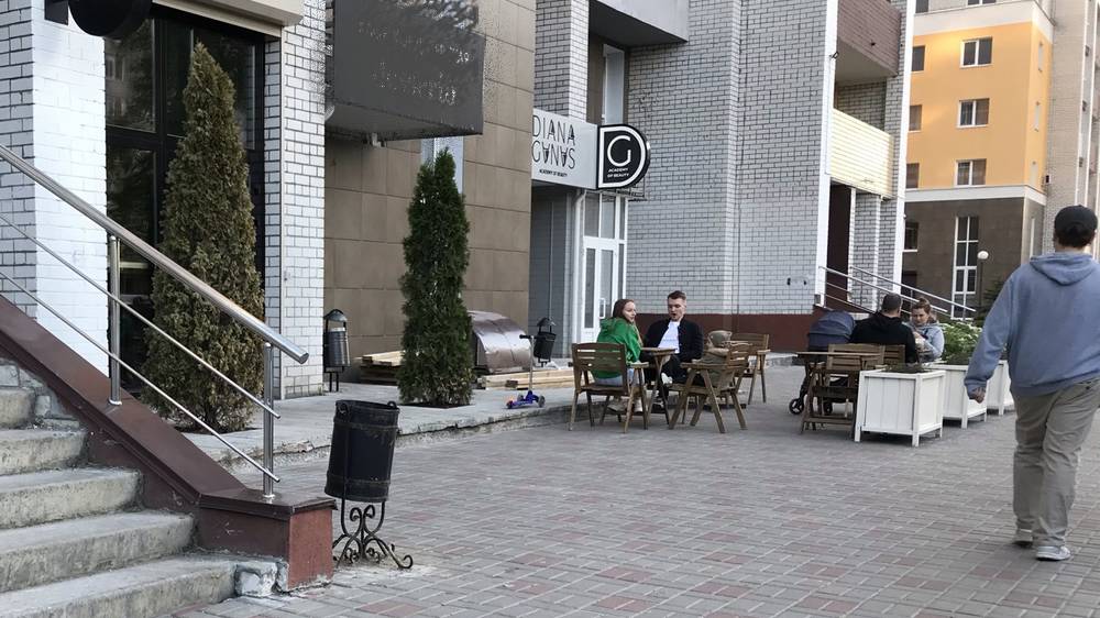 В Брянске с наступлением тепла начали открываться уличные кафе
