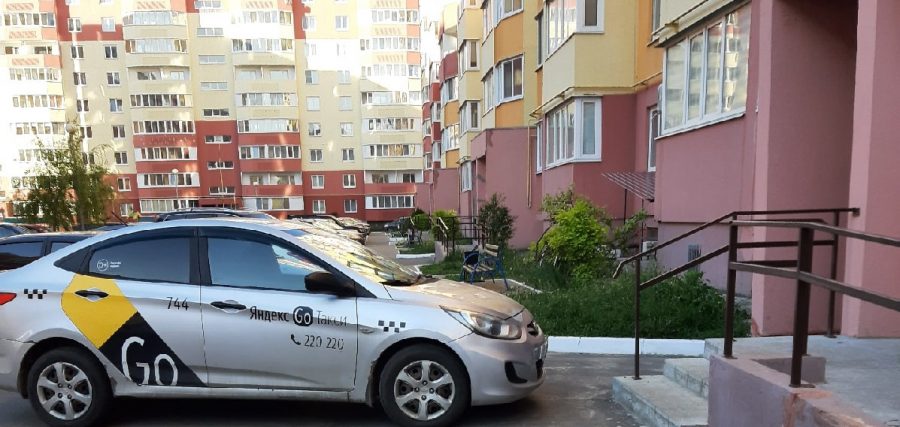 В Брянске призвали наказать таксиста за парковку у входа в подъезд многоэтажки