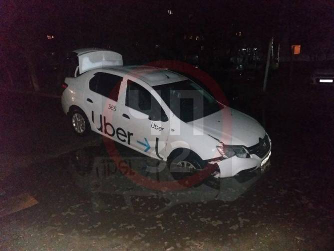 В Брянске на улице Литейной автомобиль такси угодил в яму