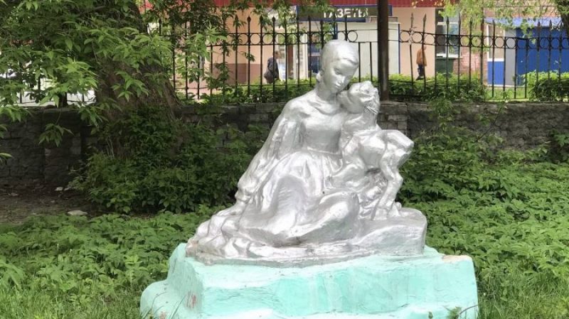 В Володарском районе Брянска сохранили чудесные скульптуры послевоенной поры
