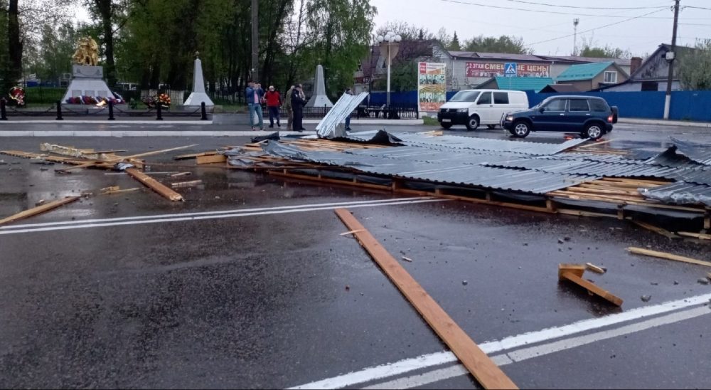 В Брянской области во время урагана автомобиль с людьми раздавила слетевшая со здания крыша