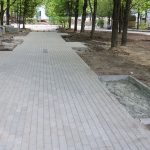 В брянском парке Юность на аллеях начали укладку тротуарной плитки