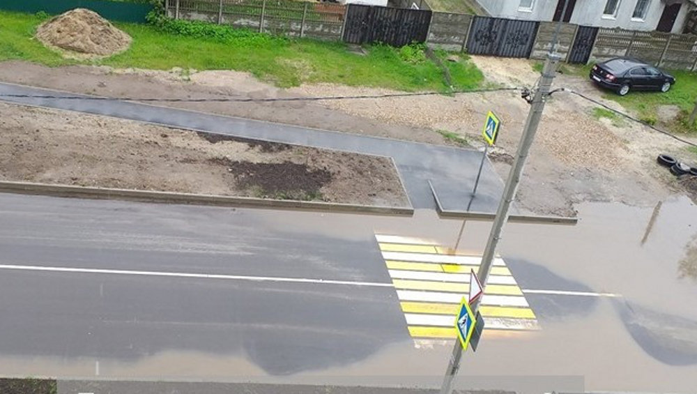 В Брянске после ремонта дороги затопило пешеходный переход на улице Институтской