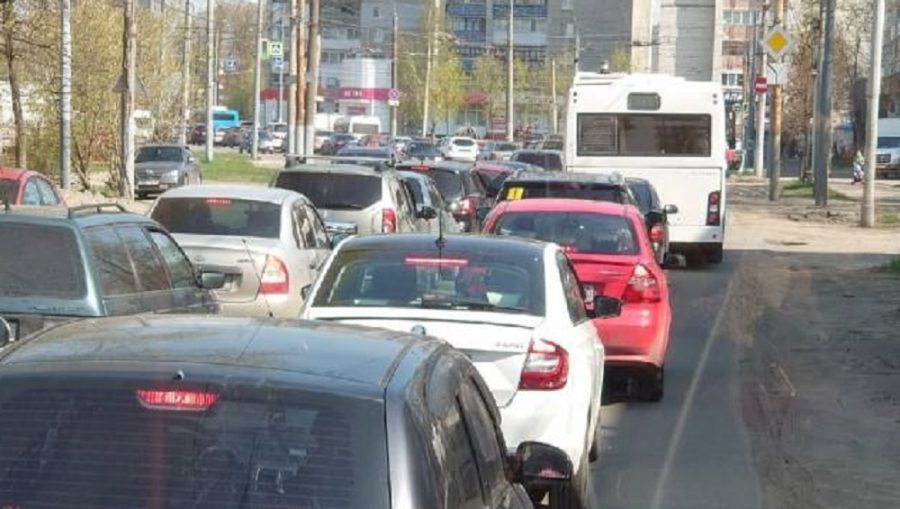 В Брянске на Радоницу образовались огромные пробки во всех районах города
