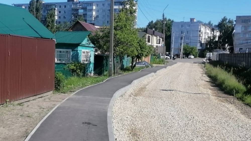 В Брянске в переулке Коммунаров подготовили из щебня основание для дороги
