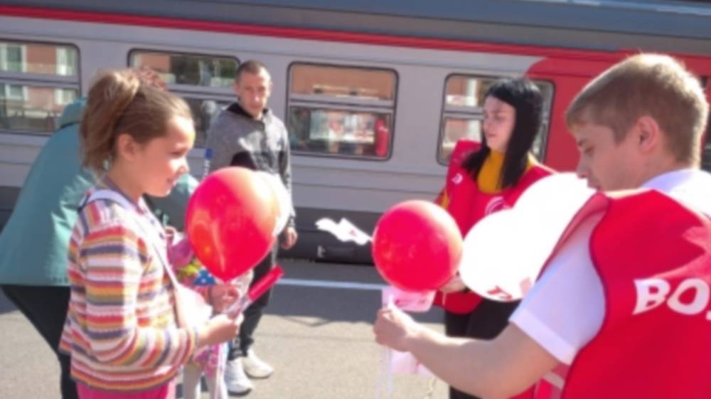 Железнодорожники поздравили юных пассажиров в честь Дня защиты детей на вокзале Брянск-Орловский